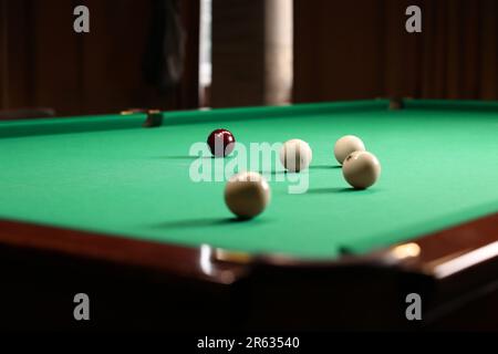 De nombreuses boules de billard sur table verte à l'intérieur Banque D'Images