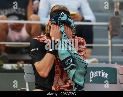 Paris, France. 6th juin 2023. Stefanos Tsitsipas réagit lors du match de quart-finale masculin entre Carlos Alcaraz d'Espagne et Stefanos Tsitsipas de Grèce lors du tournoi de tennis ouvert français à Roland Garros à Paris, en France, sur 6 juin 2023. Credit: Gao Jing/Xinhua/Alamy Live News Banque D'Images