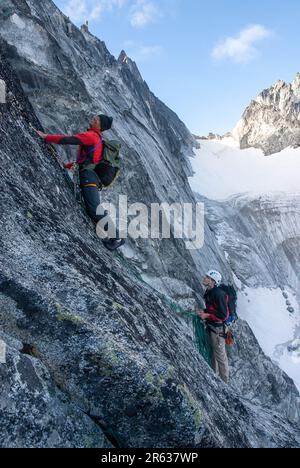 Équipe d'escalade sur Dragontail Peak, North Cascades, Washington, États-Unis Banque D'Images
