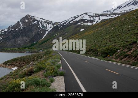 Grant Lake est l'un des lacs le long de la boucle de June Lake dans le comté de Mono, en Californie, aux États-Unis. Banque D'Images