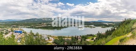 Whitehorse, dans le territoire du Yukon, dans le nord du Canada. Le Klondike, ville de la ruée vers l'or vue en été avec la rivière traversant la zone bâtie Banque D'Images