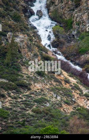 Plusieurs chutes d'eau, telles que les chutes d'Horsetail, se trouvent dans la boucle du lac de juin, dans le comté de Mono, en Californie, aux États-Unis. Banque D'Images