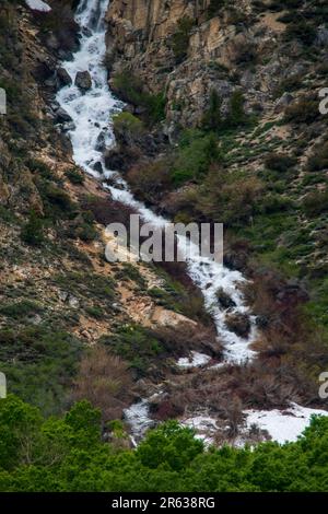 Plusieurs chutes d'eau, telles que les chutes d'Horsetail, se trouvent dans la boucle du lac de juin, dans le comté de Mono, en Californie, aux États-Unis. Banque D'Images