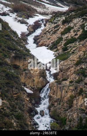 Plusieurs chutes d'eau, telles que les chutes d'Horsetail, se trouvent dans la boucle du lac de juin, dans le comté de Mono, en Californie, aux États-Unis. Banque D'Images