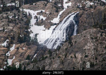 Plusieurs chutes d'eau, telles que les chutes d'Horsetail, se trouvent dans la boucle du lac de juin, dans le comté de Mono, en Californie, aux États-Unis. Banque D'Images