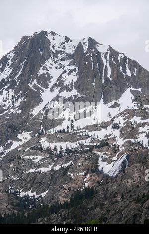 Plusieurs chutes d'eau, telles que les chutes d'Horsetail, se trouvent dans la boucle du lac de juin, dans le comté de Mono, en Californie, aux États-Unis. Banque D'Images