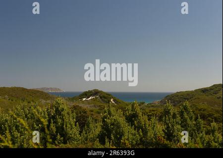 L'été en Australie est habituellement chaud et ensoleillé, avec beaucoup de brume de chaleur. Les vues sur le détroit de Bass sont difficiles à voir - sans filtre polarisant. Banque D'Images