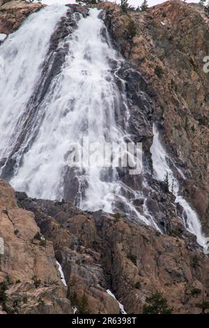 Plusieurs chutes d'eau, telles que les chutes d'Horsetail, se trouvent dans la boucle du lac de juin, dans le comté de Mono, en Californie, aux États-Unis. Banque D'Images