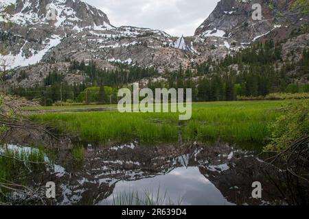 Plusieurs chutes d'eau, telles que les chutes d'Horsetail, se trouvent dans la boucle du lac de juin, dans le comté de Mono, en Californie, aux États-Unis. Banque D'Images