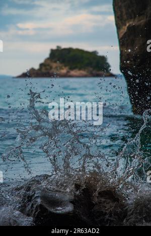 L'eau de l'océan Pacifique sur un rocher de Cathedral Cove Banque D'Images