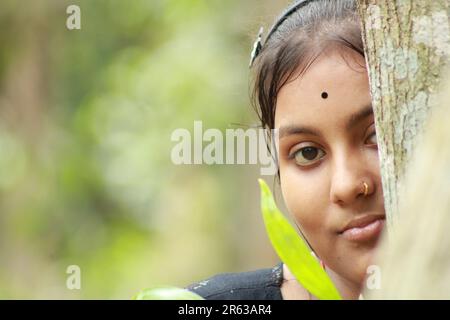 Une jeune fille indienne du village des adolescents en plein air Banque D'Images