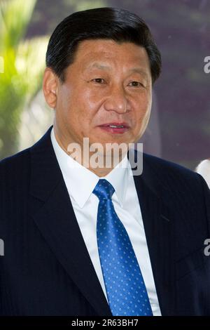 Son Excellence M. Xi Jinping Vice-Président de la République populaire de Chine arrive à un accueil maori traditionnel lors de sa visite en Nouvelle-Zélande, à Gove Banque D'Images