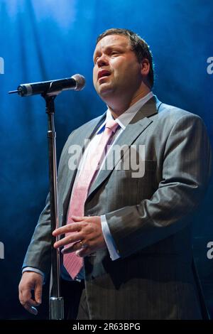 Paul Potts, star britannique du talent obtenu, répète le concert de collecte de fonds à Christchurch with Love, Bruce Mason Theatre, Auckland, Nouvelle-Zélande, jeu Banque D'Images