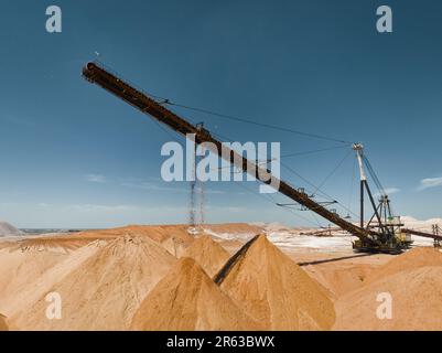 Épandeur et gerbeur à courroie pour le transport du sable et du gravier Banque D'Images