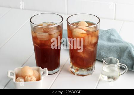 Deux verres de thé Lychee sur fond blanc. Concept de boisson d'été Banque D'Images