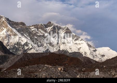 Magnifiques montagnes de l'Himalaya par jour nuageux. Vue sur la montagne Lhosse face sud depuis Everest base Camp Trek. Paysage de montagnes de l'Himalaya à Sagarmatha Banque D'Images