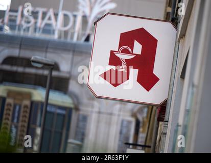 Berlin, Allemagne. 05th juin 2023. Une affiche portant le logo de la pharmacie est suspendue au-dessus de l'entrée d'une pharmacie. Credit: Monika Skolimowska/dpa/Alay Live News Banque D'Images