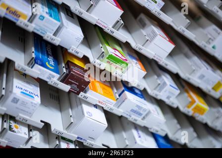 Berlin, Allemagne. 05th juin 2023. De nombreux médicaments, y compris les médicaments sur ordonnance, sont dans une machine de distribution dans une pharmacie. Credit: Monika Skolimowska/dpa/Alay Live News Banque D'Images