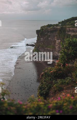 Falaise avec fleurs, coucher de soleil à Bali Indonésie Banque D'Images