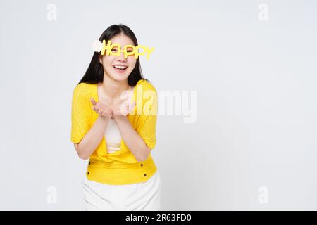 Jeune femme heureuse présentant ou montrant main ouverte paume avec espace de copie pour produit isolé sur fond blanc. Banque D'Images