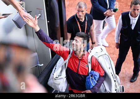 Paris, France. 06th juin 2023. Novak Djokovic signe des autographes pour les fans lors de l'Open de France, grand tournoi de tennis de Slam sur 6 juin 2023 au stade Roland Garros à Paris, France. Crédit : Victor Joly/Alamy Live News Banque D'Images