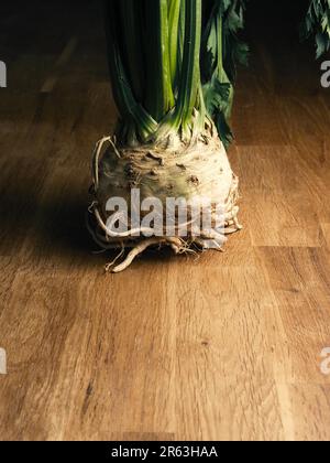 Un cœriaque de sable sur une table de cuisine rustique en chêne, concept pour une alimentation saine et naturelle Banque D'Images