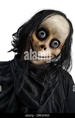 Effrayant momo isolé sur fond blanc. Visage effrayant pour la décoration d'Halloween Banque D'Images