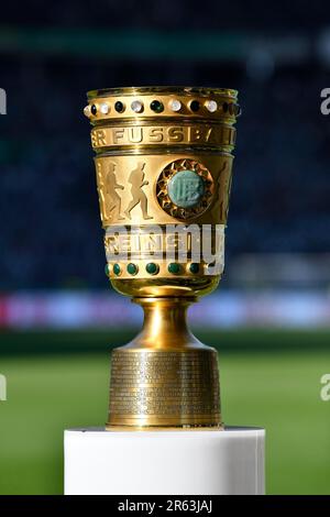 Coupe DFB originale sur socle, trophée, finale de la coupe DFB 80th, coupe DFB, finale, Olympiastadion Berlin, Allemagne Banque D'Images