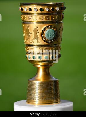 Coupe DFB originale sur socle, trophée, finale de la coupe DFB 80th, coupe DFB, finale, Olympiastadion Berlin, Allemagne Banque D'Images