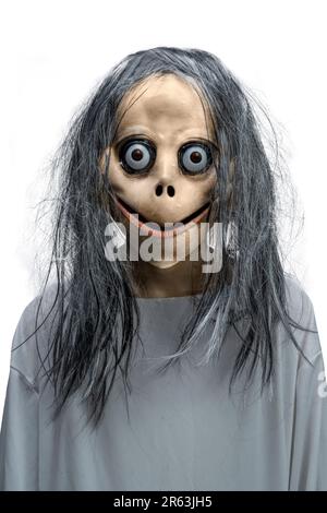 Effrayant momo isolé sur fond blanc. Visage effrayant pour la décoration d'Halloween Banque D'Images