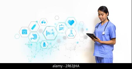 Femme physiothérapeute en uniforme bleu tenant un ordinateur tablette avec des icônes de recherche dans l'interface moderne montrant le symbole de l'innovation de la médecine, traitm Banque D'Images
