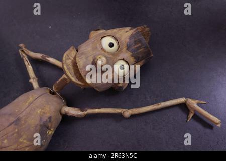 Magdebourg, Allemagne. 06th juin 2023. Une marionnette en bois pour la pièce Pinoccio est prête pour la construction d'une exposition spéciale. Avec l'exposition spéciale "et puis vivant: Le monde de Hagen Tilp," deux douzaines de marionnettes de théâtre seront exposées. Ces marionnettes de caractère impressionnant sont déjà entrées dans les stades de marionnettes et d'action des grands théâtres. Le processus créatif derrière ces marionnettes est fascinant et nécessite de nombreuses étapes de travail qui seront présentées dans l'exposition spéciale. Credit: Matthias Bein/dpa/Alay Live News Banque D'Images