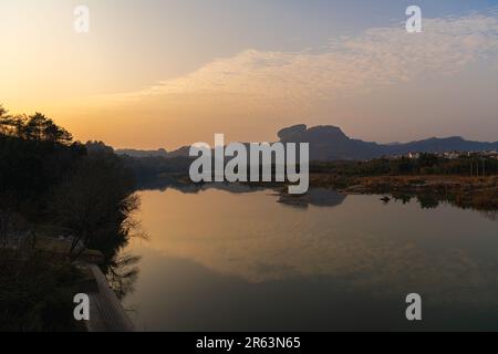 Formations rocheuses bordant la rivière à neuf courbes ou Jiuxi à Wuyishan ou région pittoresque du mont wuyi à Wuyi en Chine dans la province de fujian pendant le coucher du soleil Banque D'Images