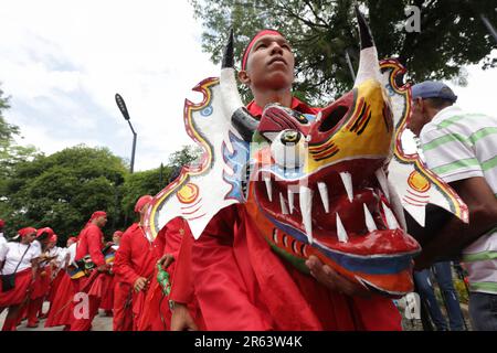 16 juin 2022, San Francisco de Yare, Venezuela: Un Diable de Yare montre son masque attaché à sa poitrine. Chaque année, le neuvième jeudi après le jeudi Saint, les Diablos de Yare dansent pour célébrer le jour de Corpus Christi. Patrimoine culturel immatériel de l'humanité déclaré par l'UNESCO en 2012. Los Diablos de Yare dansent dans les rues de San Francisco de Yare dans l'État de Miranda, mettant en scène le triomphe du bien contre le mal. C'est une tradition qui se passe depuis 234 ans où les fidèles à la religion catholique célèbrent le jour de Corpus Christi au Venezuela. (Credit image: © Gregorio TerÃN/SOPA Images Banque D'Images