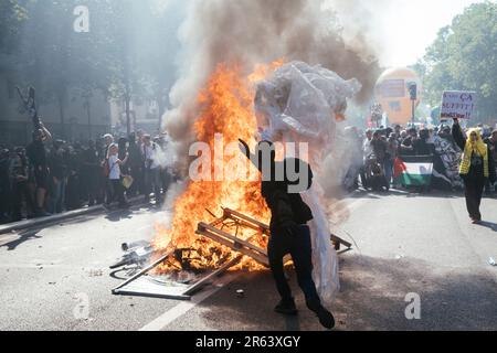 Paris, France. 01st juin 2023. un manifestant à capuchon jette des objets dans un feu lors de manifestations contre la réforme des retraites. Paris, 6 juin 2023. Photos de Jérémy Paoloni/ABACAPRESS.COM crédit: Abaca Press/Alamy Live News Banque D'Images