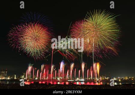 Feux d'artifice Adachi et Tokyo Sky Tree Banque D'Images