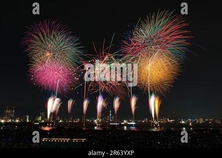 Feux d'artifice Adachi et Tokyo Sky Tree Banque D'Images