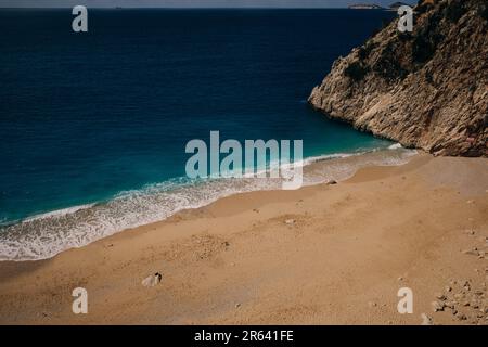 Plage de Kaputas avec de l'eau bleue sur la côte de la région d'Antalya en Turquie avec parasols sur la plage. turquie - mai 2023. Photo de haute qualité Banque D'Images