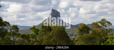 Mount Coonowrin, l'un des sommets des Glass House Mountains du Queensland, en Australie. Banque D'Images