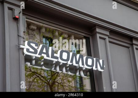 Bordeaux Aquitaine France 06 01 2023 Salomon logo marque mur et texte signe boutique materiel sportif entreprise de fabrication originaire d Annecy FRA Photo Stock Alamy