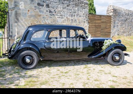 Bordeaux , Aquitaine France - 06 06 2023 : citroën traction avant voiture classique vintage avec décoration de fleurs de mariage Banque D'Images