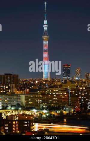 Sky Tree et sentier lumineux de la péniche Banque D'Images