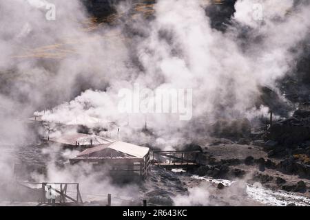 Les émanations volcaniques d'une source chaude de Tamagawa et d'une cabane de tente Banque D'Images