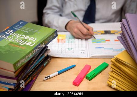 Photo de dossier datée du 05/03/17 d'un enseignant d'école primaire marquant le travail, comme le suggère une étude, près d'une école primaire sur trois en Angleterre n'a pas d'enseignant de classe masculin. Banque D'Images