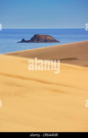 Tottori Sand Dunes et l'île d'Ala le matin Banque D'Images