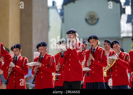 Groupe de marche jouant lors de la fête nationale sur 6 juin 2023 à Norrkoping. Norrkoping est une ville industrielle historique de Suède. Banque D'Images