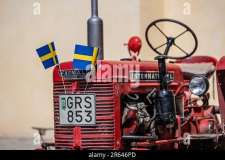 Tracteur Farmall McCormick DGD/4 de 1954 lors d'un salon de véhicules classiques lors de la célébration de la fête nationale à Norrköping, Suède. Banque D'Images