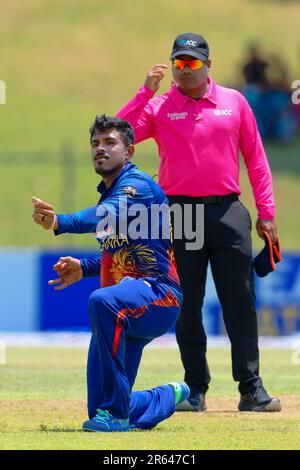 Hambantota, Sri Lanka. 07th juin 2023. Le Mahesh Theekshana du Sri Lanka célèbre après avoir pris le cricket du Gulbadin Naib en Afghanistan lors du match de cricket de l'ODI 3rd entre le Sri Lanka et l'Afghanistan au stade de cricket international Mahinda Rajapaksa à Hambantota le 07th juin 2023. Viraj Kothalwala/Alamy Live News Banque D'Images