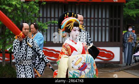 Nikko, Japon - 1 mai 2023: L'artiste non identifié s'habille comme Geisha dans le défilé du parc à thème au Japon près de Kinugawa dans le pays des merveilles d'Edo. Edo Wonderl Banque D'Images