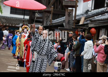 Nikko, Japon - 1 mai 2023: L'artiste non identifié s'habille comme Geisha dans le défilé du parc à thème au Japon près de Kinugawa dans le pays des merveilles d'Edo. Edo Wonderl Banque D'Images